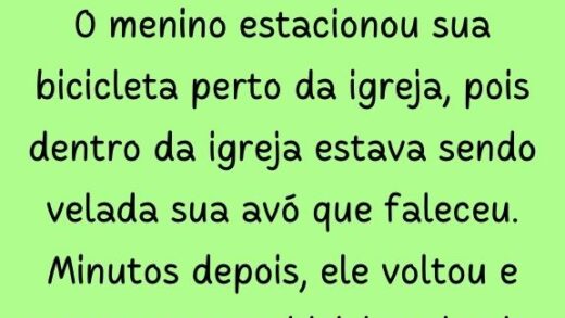O menino estacionou sua bicicleta perto da igreja