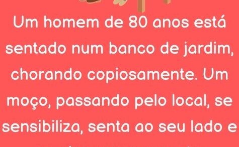 Um homem de 80 anos está sentado num banco de jardim