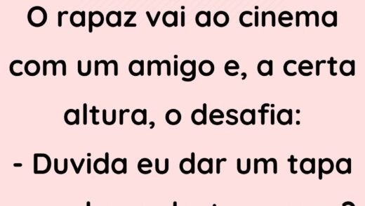 O rapaz vai ao cinema com um amigo