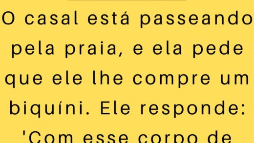 O casal está passeando pela praia