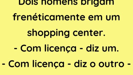 Dois homens brigam frenéticamente em um shopping center