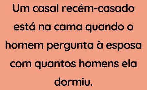 Um casal recém-casado está na cama