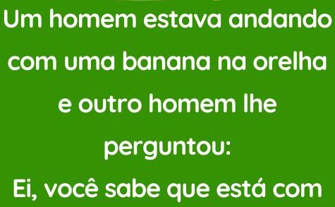 Um homem estava andando com uma banana