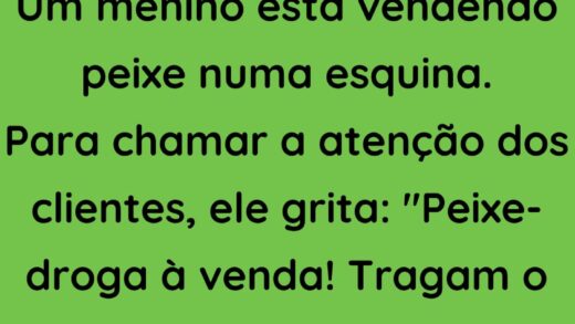 Um menino está vendendo peixe